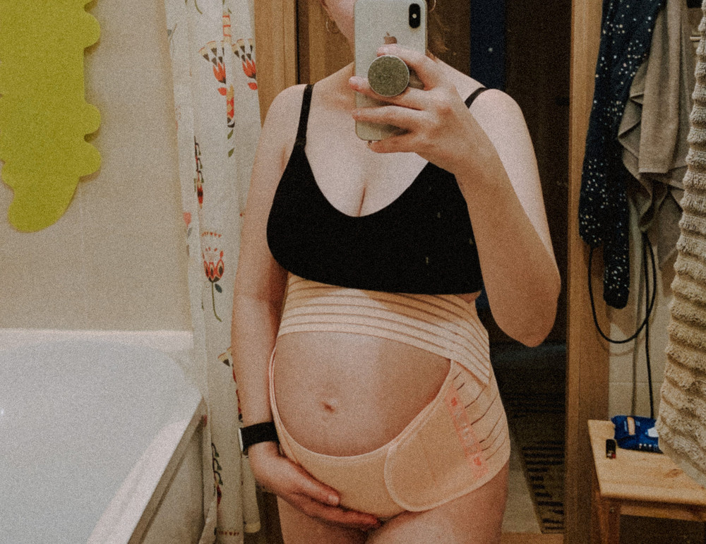 Впервые пользуюсь бандажом. Сразу посмотрела инструкцию по использованию. Слишком быстрое и короткое видео, но я разобралась. Не было никакой информации о том, в каком положении надевать, как сильно затягивать, когда и сколько часов в день носить. Придется самостоятельно искать дополнительную информацию. Приятный материал. Липучки сейчас держат крепко, посмотрим, как дальше будет. В жизни бежевый цвет больше персикового оттенка. На параметры 89 см окружности под животом и сроком конец 5 месяца взяла размер М, как и посоветовал продавец. Все подошло. И еще есть, куда расти)) Благодарю за подарок и чек-лист ☺️