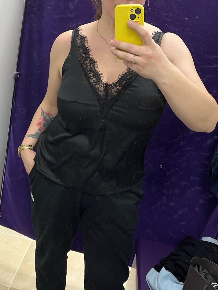 Идёт в размер, описанию соответствует. Но подойдёт больше стройным девушкам. На мне как домашняя сорочка. В целом, рекомендую.