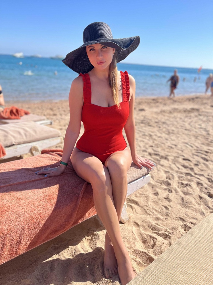 Купальник очень классный. На 46 размер взяла размер в размер. При росте 180 сидит отлично. Очень яркий, как на картинке.