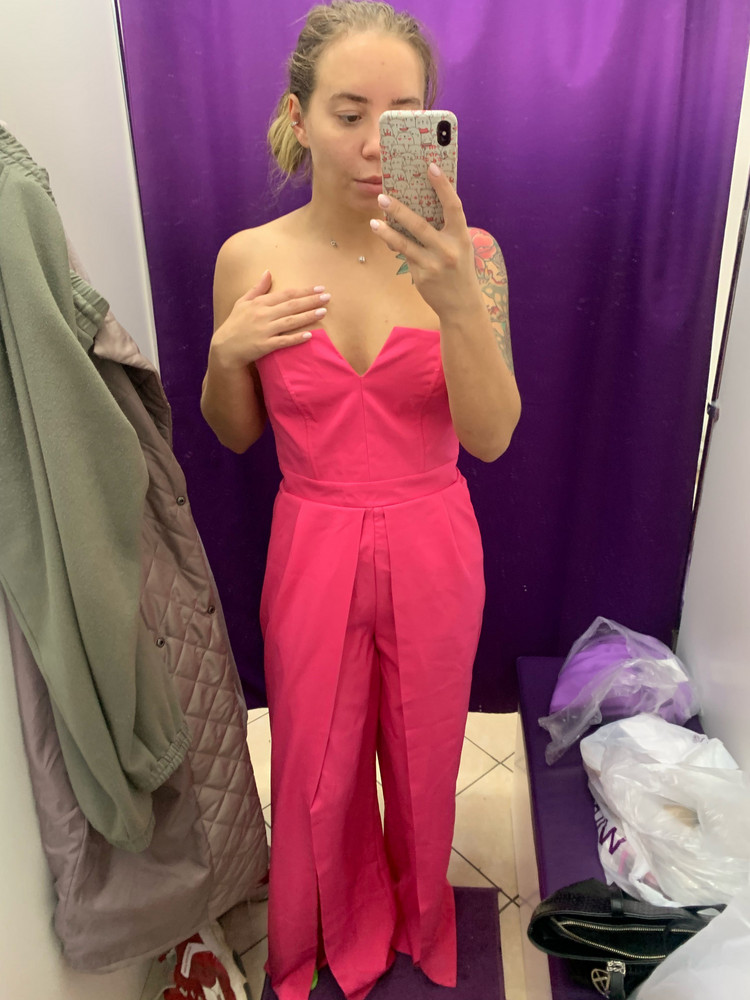 На рост 173 не подходит по длине, кое как прикрывает грудь. Брала два комбеза М и L. Оба по длине не подошли. Грудь практически не прикрывает. Был упакован в обычный пакет. До этого в этом магазине брала чёрный комбез, был идеален. Эти мне не очень понравились