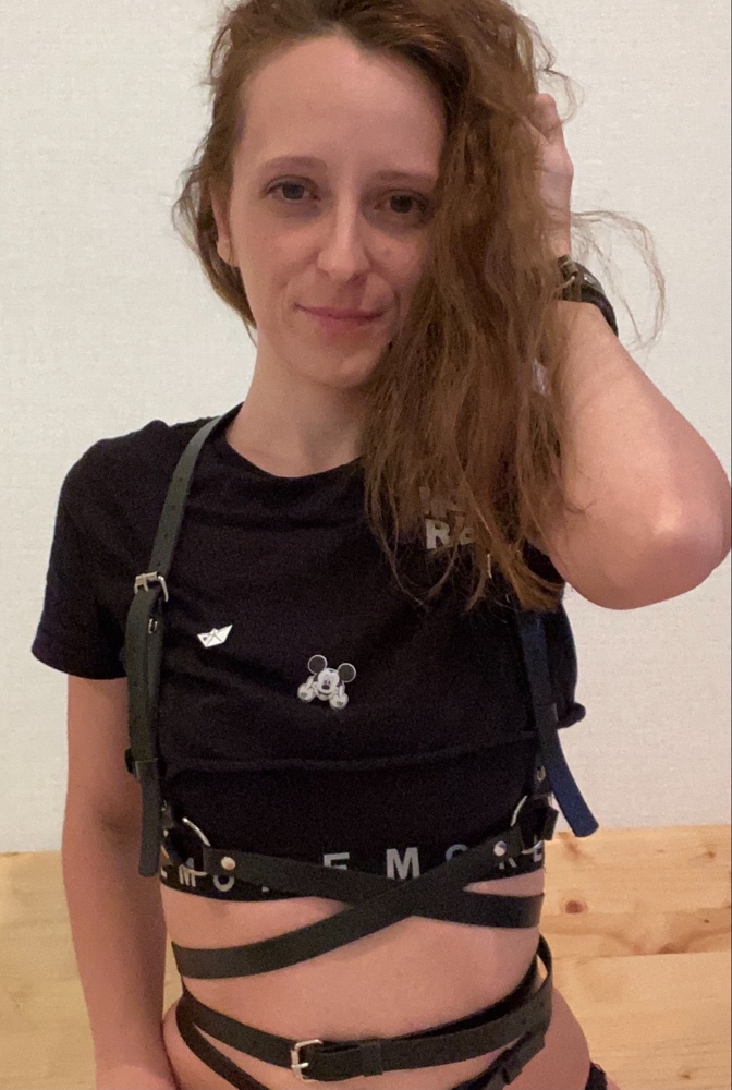 Заказала,а после прочтения отзывов о том что это не кожа расстроилась… Получила  заказ и была приятно удивлена 🥰Девочки это кожа, просто с изнанки покрытие такое видимо чтобы белые вещи не пачкало, даже по запаху кожа. Очень нравится как смотрится, позже заказала ещё ремешки и браслеты😌