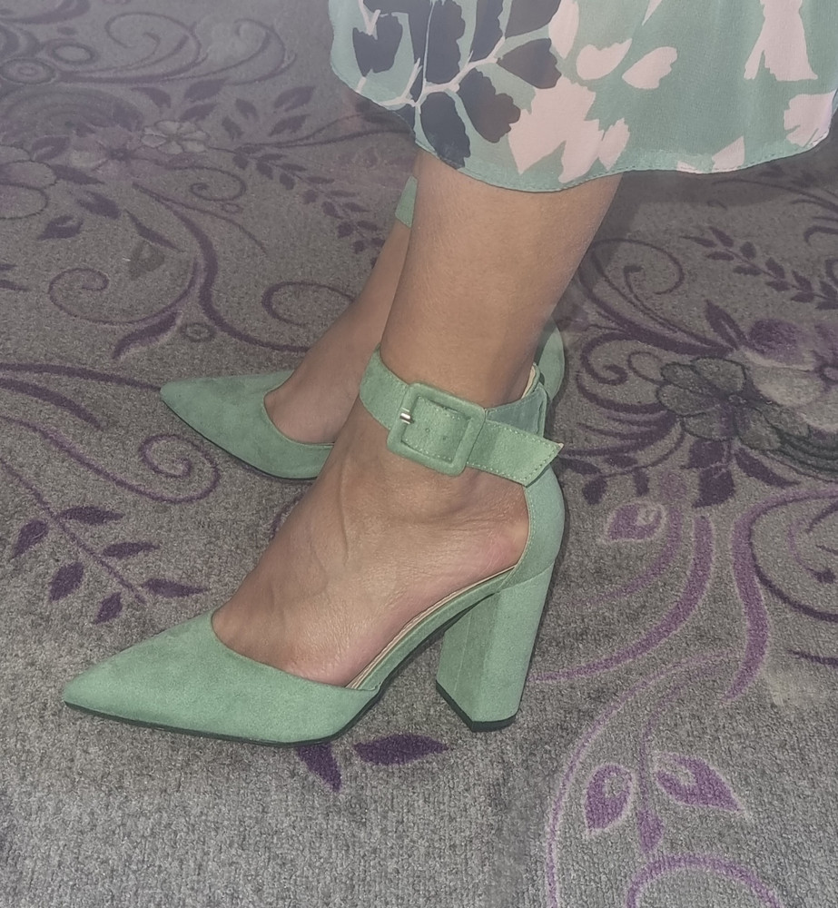 Туфли соответствуют размеру, 36 на 36 (23см), цвет как на фото в описании, минус 1 звезда за то что прошлась по вымощенной уличной дорожке и нос у обеих туфель немного стерся, цена соответствует качеству. На каблуках хожу редко, эти удобные с первых минут, модель на худую ногу.