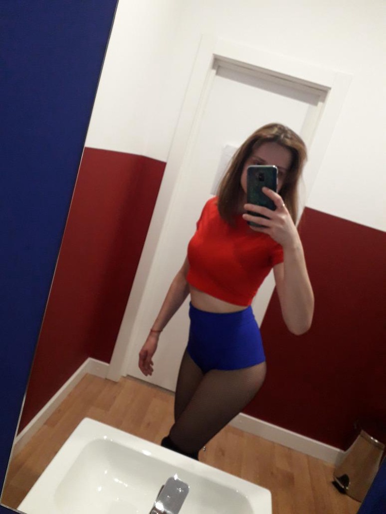 Отличный и удобный топ для танца, так же взяла шорты, ткань плотная, ничего не просвечивает, единственный минус, специфический запах, похожий на пластик расплавленный, ну я думаю после пары стирок он исчезнет 