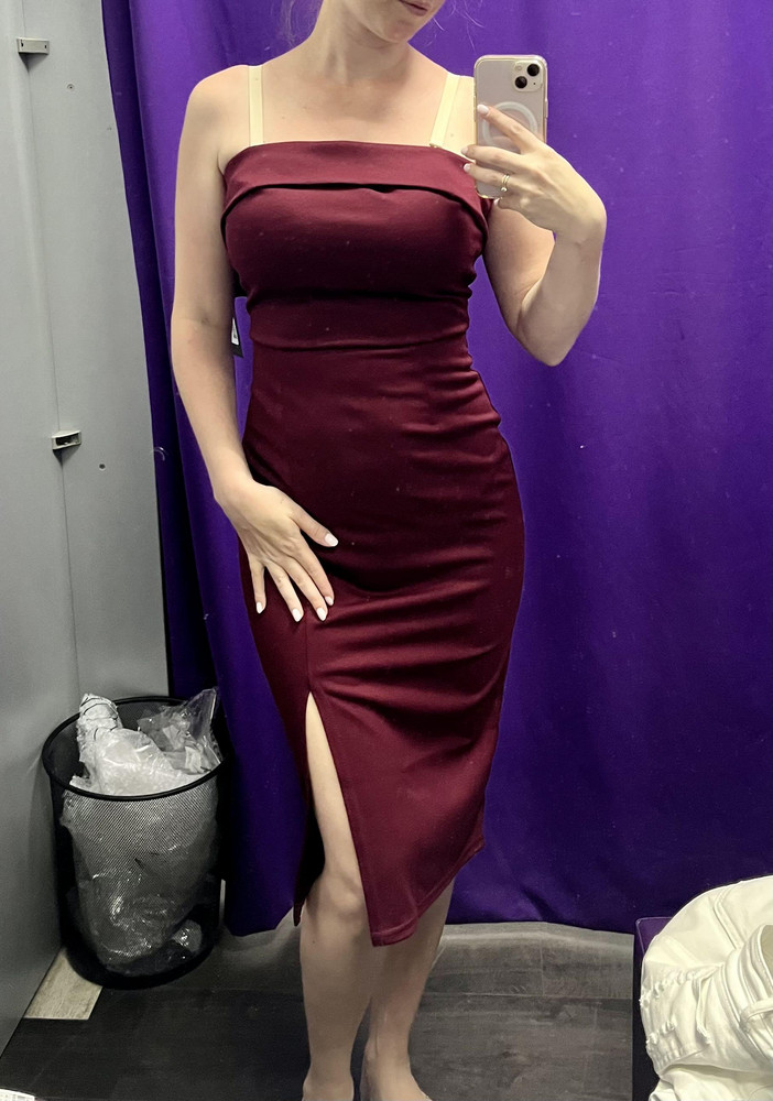 Платье отличное, ткань приятная, цвет насыщенный. По фигуре садится идеально, идёт в размер. Но мне не подошло в груди, маловато оказалось. Если брать на размер больше то будет болтаться. Звезду не снимаю, так как товар отличный, но к сожалению не на мой размер груди(