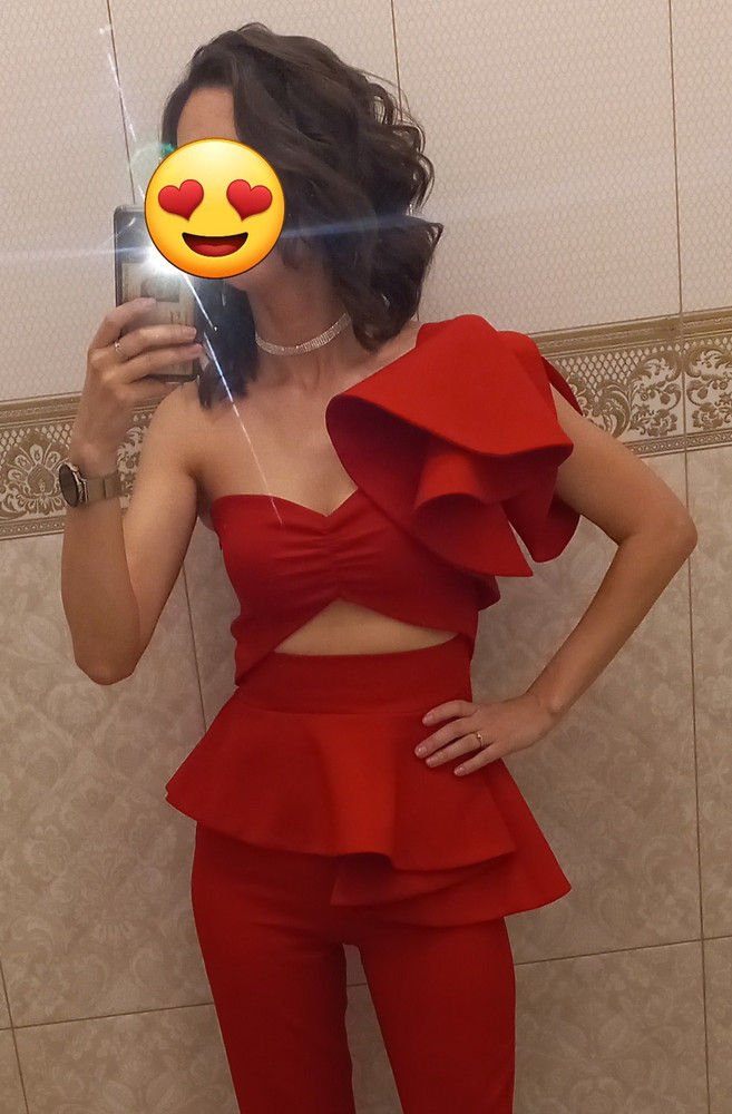 Шикарный костюм,  на свой размер 42-44, заказала размер L,  брюки сели идеально, рост 175 без подшива, но костюм на высоких девушек. Топ ушила немного, чтобы сидел плотно. Немного был великоват. Образ получается шикарный!!! Брюки из лёгкой ткани, топ плотнее ткань.