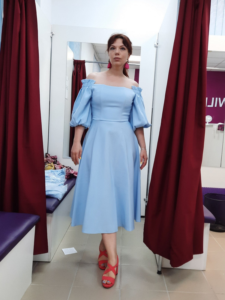 Размер 46 как влитой сел на ог90, от72, об 105. 
Верх очень красиво сделан, смотрится эффектно.
Впереди мне очень понравилось.  Но вид сзади меньше, нижняя часть выглядит более тяжеловесной, чем в других платьях.
Попробую другой цвет.