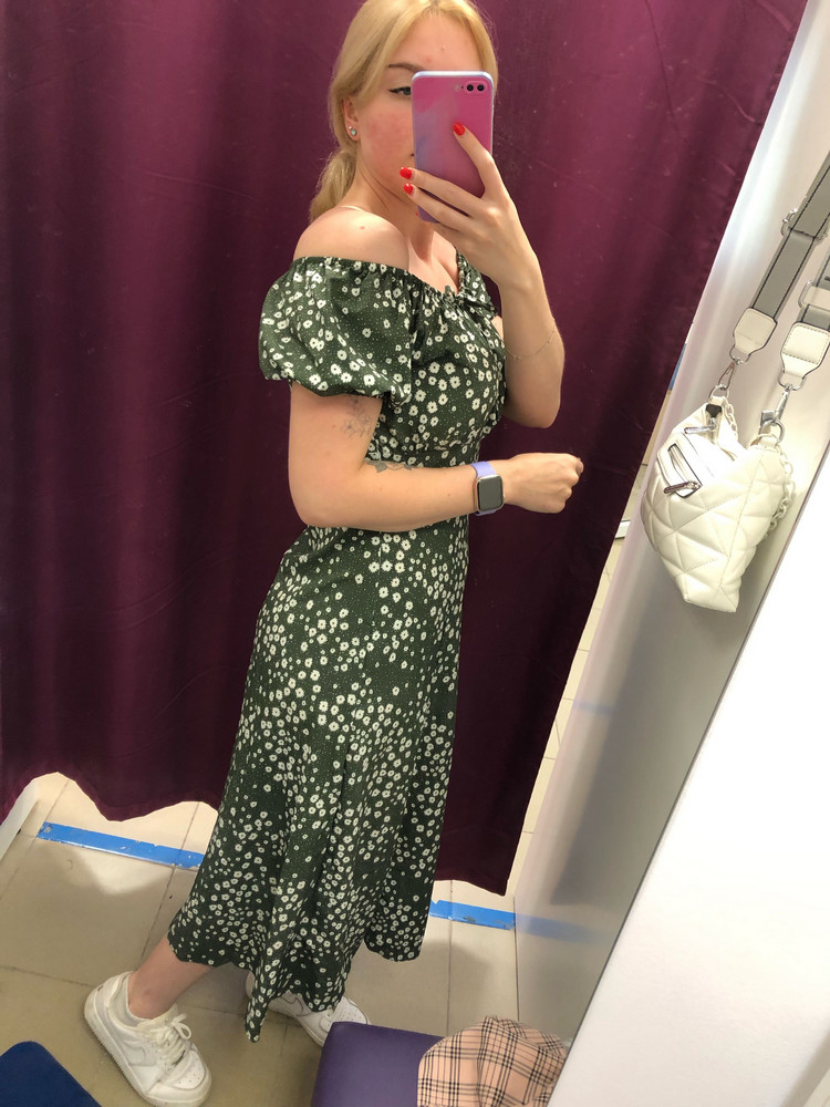 Платье супер , соответствует действительности и описанию , для меня главный плюс что можно носить как с классическими кедами так и с каблуками , смотрится отлично , материал очень лёгкий , на лето самое то 