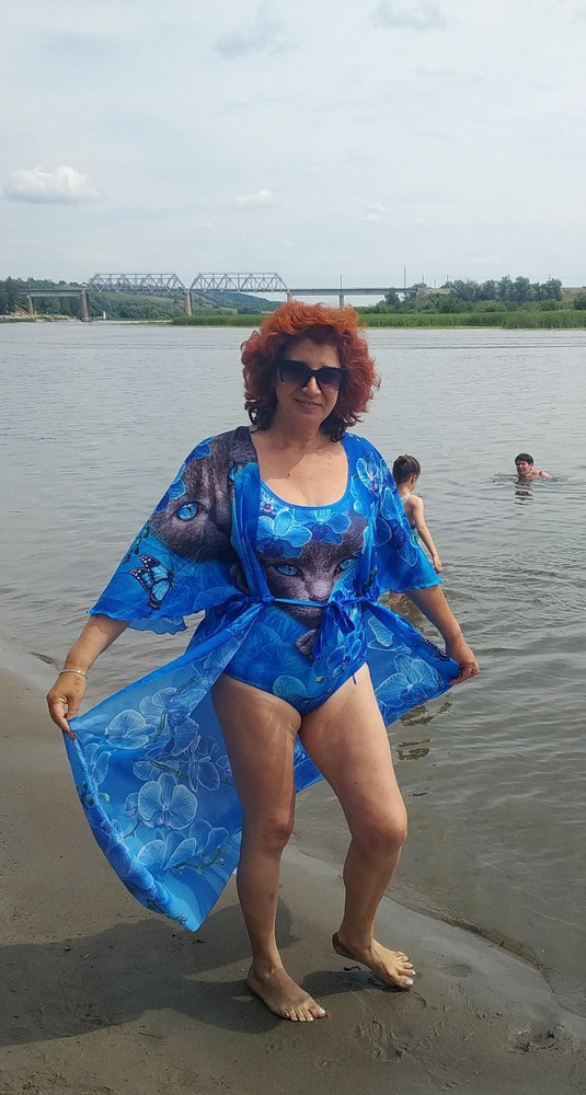 Отличный купальник На 50 размер взяла .48.Грудь держит,не просвечивает.Спасибо магазину,товар качественный Беру у них не первый раз-футболки,купальник,перьюр.