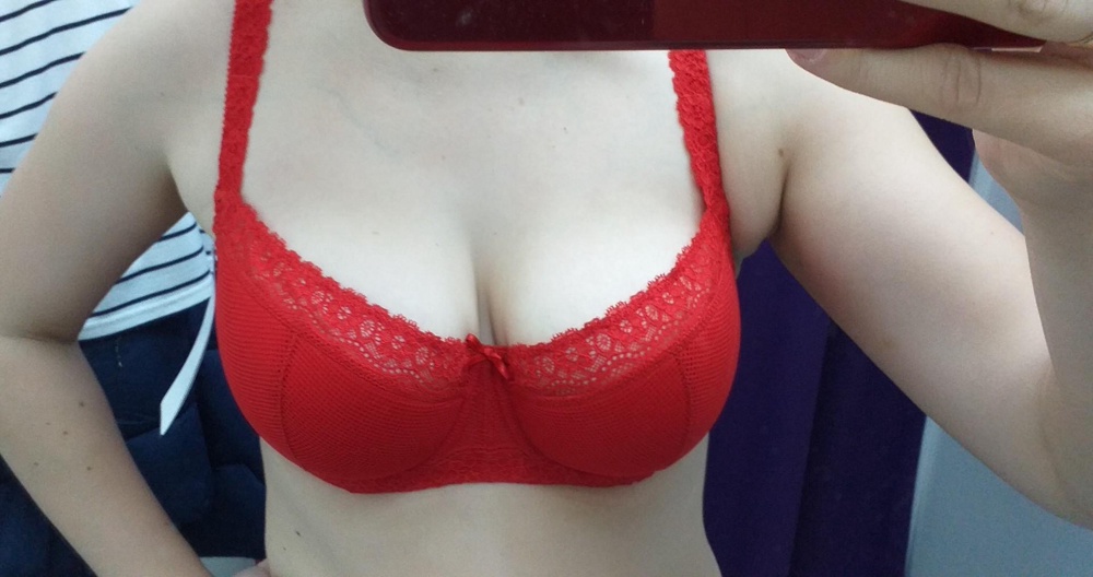 Сидит отлично, чашка низковата, думала будут вываливаться))) и наклонялась и прыгала в примерочной - всё  норм! Цвет очень яркий и насыщенный!