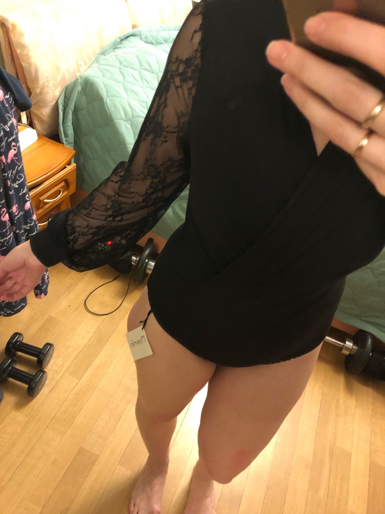 Заказала несколько боди… этот был самый дорогой, но и самы элегантный. Нежнейшее кружево на рукавах. Очень аккуратный вырез… ничего не вылезает. Подходит на маленькую грудь.На рост 169 застегнулось все нормально, не давит. Возможно надо было брать на 48 размер 42… до сих пор сомневаюсь правильно выбрала размер 40 или нет… У меня верх 46, низ 48(груша)… хорошо, что материал тянется. Очень легкий, эластичный материал… приятный к телу, тонкий, без парникового эффекта. Очень довольна покупкой. 