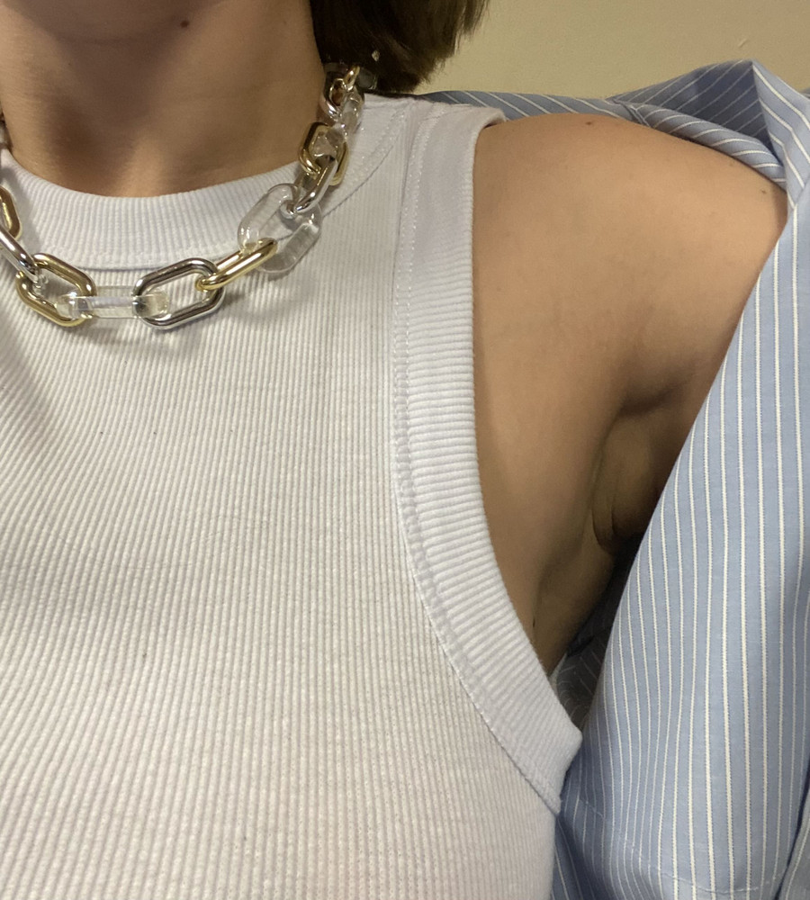 Хорошая майка за свои деньги. Ключевые слова — «за свои деньги», т.е.купить её дороже было бы обидно)) А так — ровные швы, нормальная длина, но достаточно тонкая ткань. От веса груди по бокам выглядит будто бы большой и растянутой. Фото после нескольких часов носки) Общее впечатление: в целом норм, но в следующий раз возьму такую майку подороже и из другой ткани.