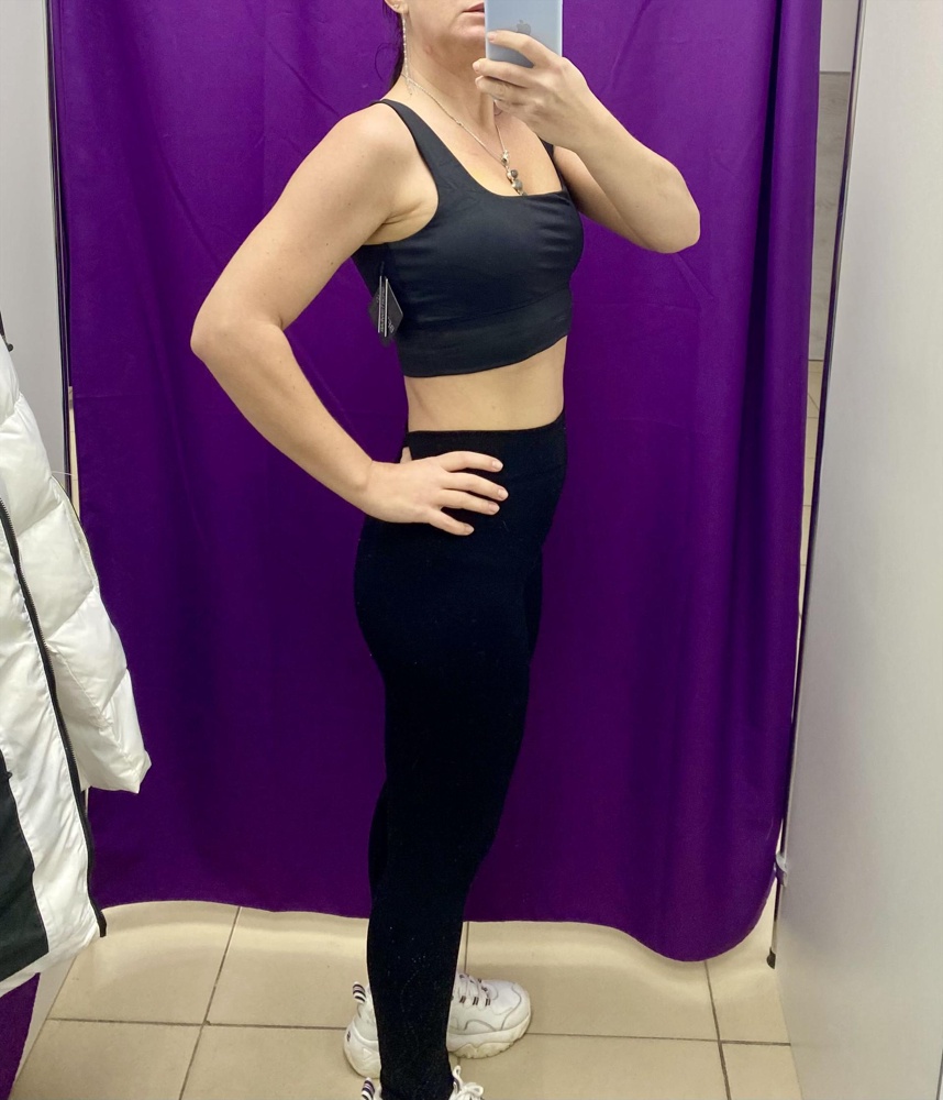 В целом, хороший, практичный топ. Покупала под топ из сетчатой ткани. Вместе очень хорошо гармонируют. Плотный, комфортный, качественно сделан. У меня уже второй данной фирмы. После стирки, занятий спортом не деформируется и не растягивается.