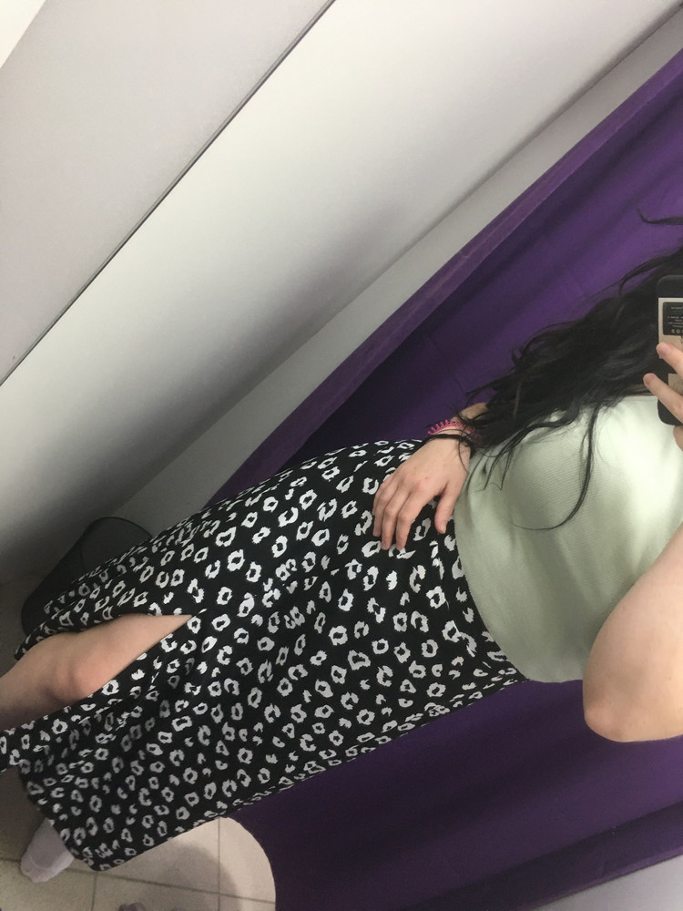 Юбка на резинке,что очень удобно,не приходиться мучиться с замками. Не просвечивает,принт яркий,без ниточек. Спасибо большое ❤️