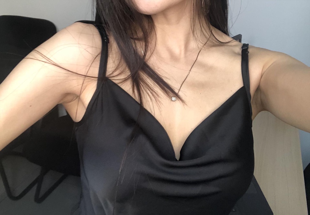 Девочки... я в восторге!!! Это потрясающий топ. Взяла как базовую вещи в гардероб под пиджаки, юбки, брюки и даже джинсы. Смотря на фото девушек в этих топах, думала что на них смотрится из-за стройности фигуры, а оказалось что этот топ сам стройнит силуэт. Очень довольна! Спасибо бренду и Wildberries 😊