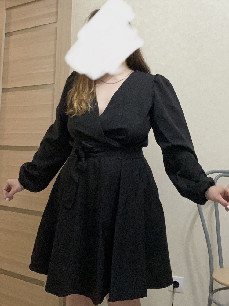 В целом платье красивое,хорошее,но думаю для высоких девушек больше подходит.В районе груди если наклониться и т.д будет все видно.После примерки платья все тело чешется,присутствует запах..Буду возвращать.Мой рост вес 151/67