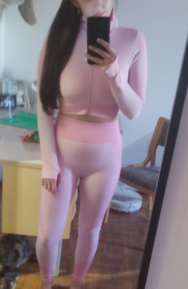 Костюм классный, ткань приятная! По размеру соответствует