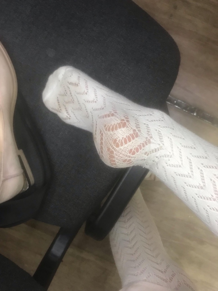 Очень мягкие, тёплые, приятные к телу. Выглядят тонкими, всё время боишься порвать, но довольно крепкие. Единственное, пятка не укреплённая, думаю, быстро сотрётся.