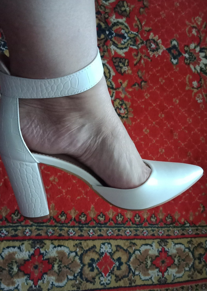 Туфли превосходные! Удобные,  мягкие на ноге сидят  отлично! Красивые, их можно носить под любой наряд. Размер подошел идеально! Спасибо производителю!