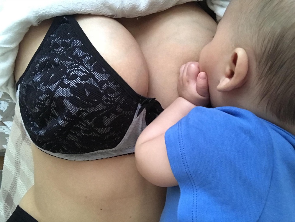 Размерная сетка совпадает, кормить удобно, крючки достаточно прочные. И выглядит красиво. 