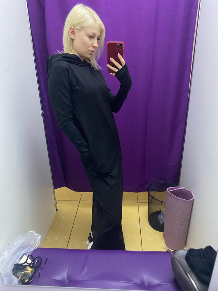 Платье за эту цену просто отличное! Ткань хорошая, швы тоже. В ярком цвете наверно будет смотреться ещё лучше. На мне размер s. Ношу верх 40-42, низ 42