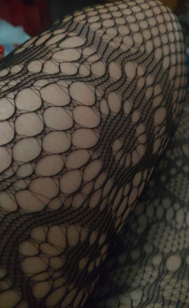 Сетка очень мягкая,приятная к телу, упакован на изнанку,нужно выворачивать.На невысокую.девушка.При росте 160,имитация чулков началась над коленом..(Доступ)широкий