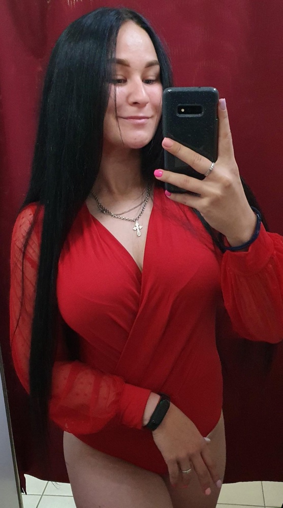 Чудесное боди! Материал, размер, цвет и вид на все 100% 
Материал очень приятный к телу, трикотаж, сеточка на рукавах нежная, легко ложится на тело. И повседеевное и праздничное боди. Застёжка показалась удобной, надеюсь в носке проблем с этим не возникнет. Вырез удобный, грудь не открывает. Ну прелесть! Спасибо продавцу за товар и за такую приятную цену 866р.🌸