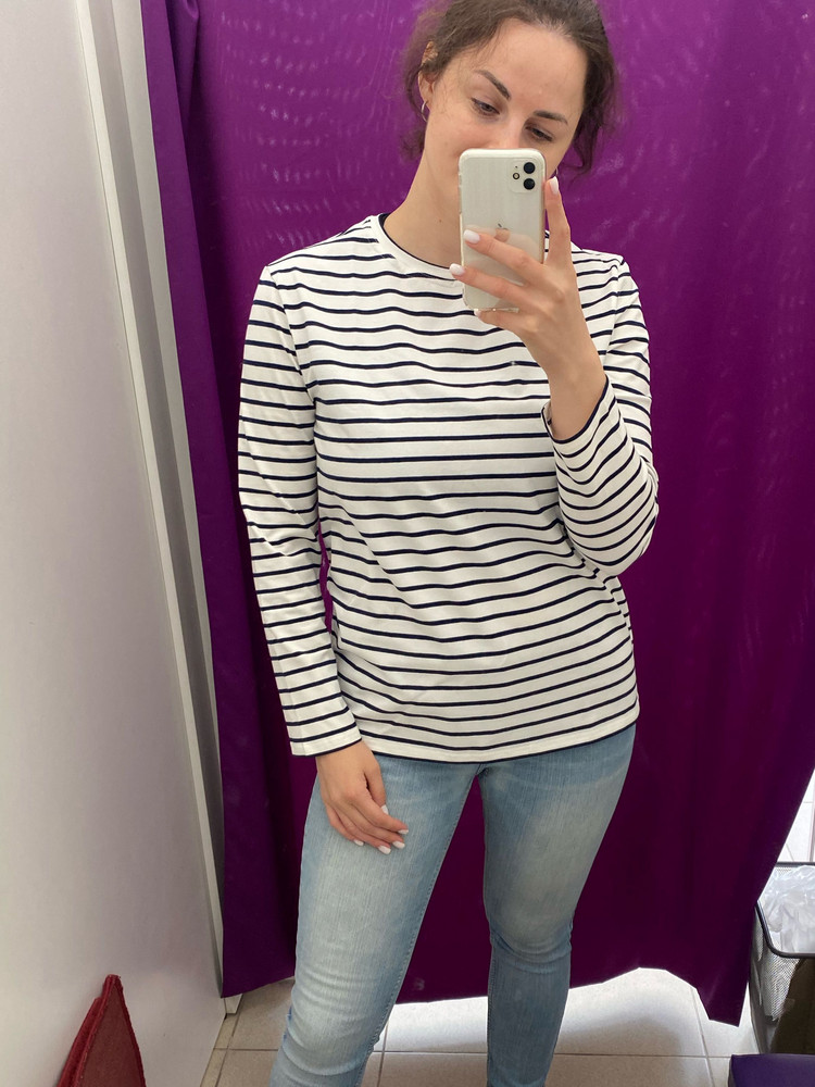 Приятная наощупь ткань. Заказывала размер L. Ношу 48-50. У меня достаточно широкие плечи, поэтому на них не ориентируйтесь. Не задрот, поэтому сточки не выверяла.