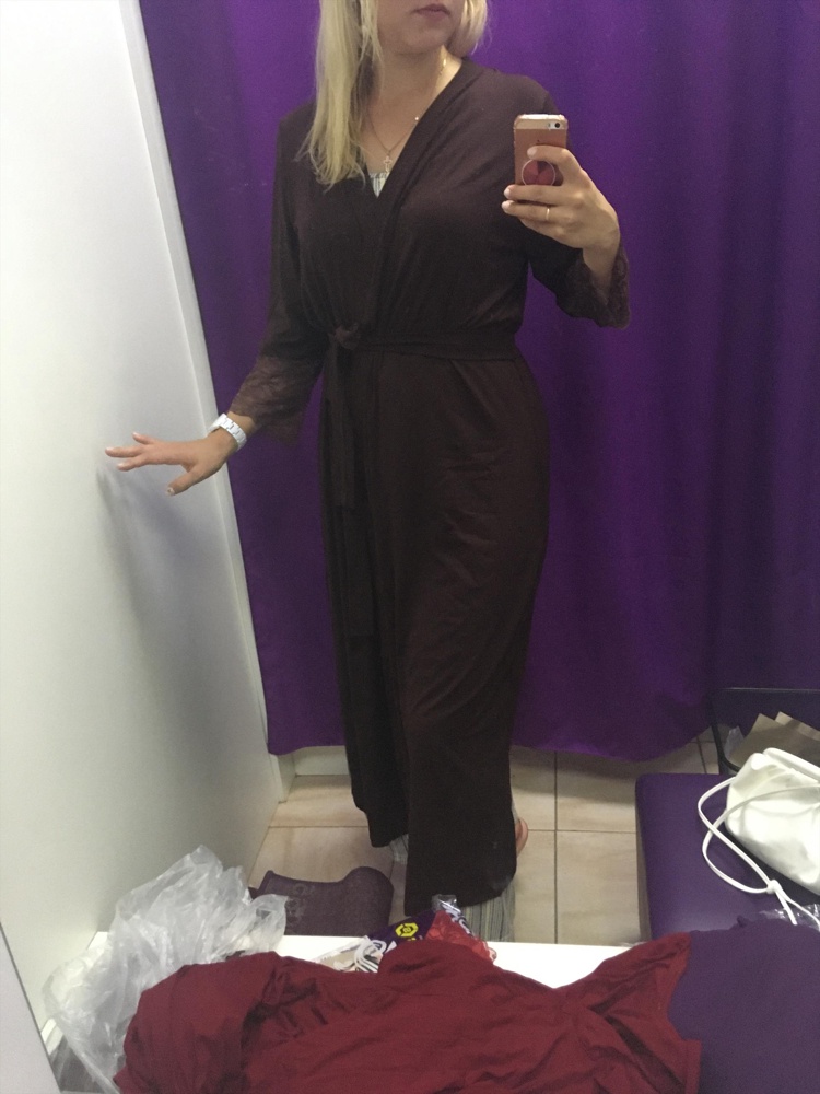 Выбирала из 3х цветов: баклажановый, красный и коричневый. Коричневый из всех смотрится благородно, цвет глубокий и насыщенный. Халатик купила в подарок маме. Несмотря на то, что она не любит коричневый, он ей понравился. Она блондинка и сморится на ней великолепно. Размер она носит 56. Я заказала самый последний - 60, хотела, чтобы был свободным. Но он в обтяжку и грудь еле прикрывает (заказала на Али специальные зажимы для этого). Ткань у всех 3х приятная прохладная вискоза. 