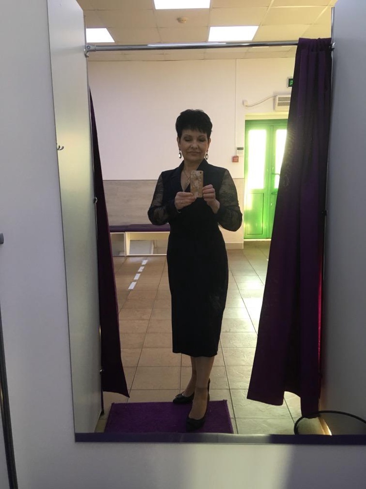 Добрый день. На свой 44-46 заказала 44-и не ошиблась в объеме в груди( ношу бюст 80-А), а вот в бёдрах-справа отлично , а слева топорщится очень-велико( связываю с ростом своим 159 см). Талия на месте-пояс в самый раз пришит. Из-за того, что ткань-стретч, мне бы самой сложно было ушить справа( см фото-я указала где топорщится), а в ателье не отношу. Может снова закажу-дочке очень понравилось как на мне сидит (ей фото показала), Подшить нужно- на свой рост.. Качество пошива верха-отличное: рукава, воротник, кружева приятные для тела. Деловое платье( темно-синий), Примеряйте и покупайте.