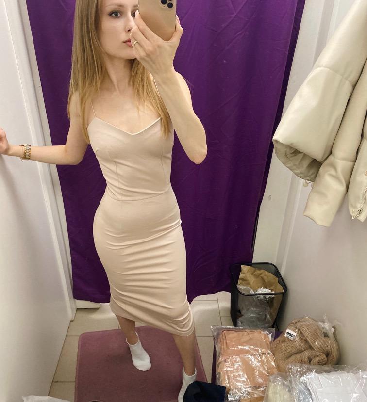 По отзывам боялась, что не влезу в хs (s не было в наличии), но влезла свободно абсолютно. Видимо, те кому маломерит, давно не измеряли свои параметры ) 
На мне село идеально, просто бомба 💣 Платье очень подходит на фигуру «песочные часы», но только если у вас есть животик, или бока, будет очень видно и смотреться не красиво. Я бы сказала, что платье на идеальную фигуру без проблемных мест. Ткань хоть и плотная, но очень хорошо тянется, именно поэтому подчеркнёт все ваши изгибы и изъяны, если они имеются )