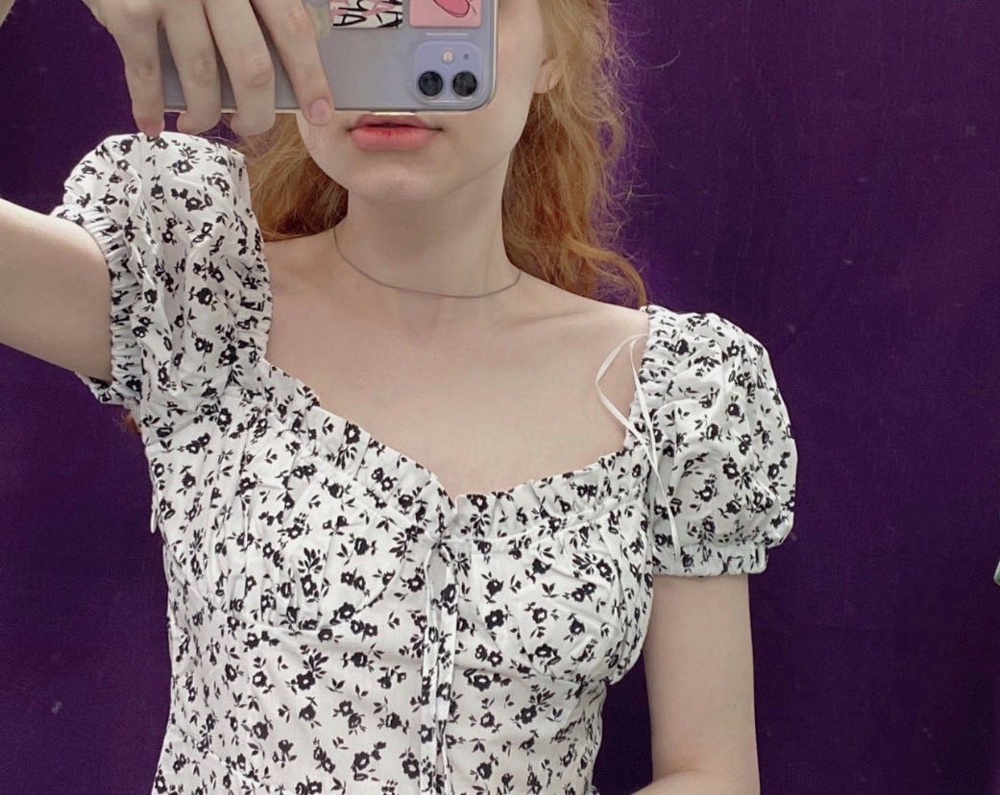 Платье, в принципе, было бы неплохое, НО качество просто отвратительное, порвался замок прямо на примерке, причём просто когда снимала (или как?), делаем вывод, что все очень хлипкое. Лично мне оно не подошло по груди, короткое, неудобное, в общем возврат. Не советую! 