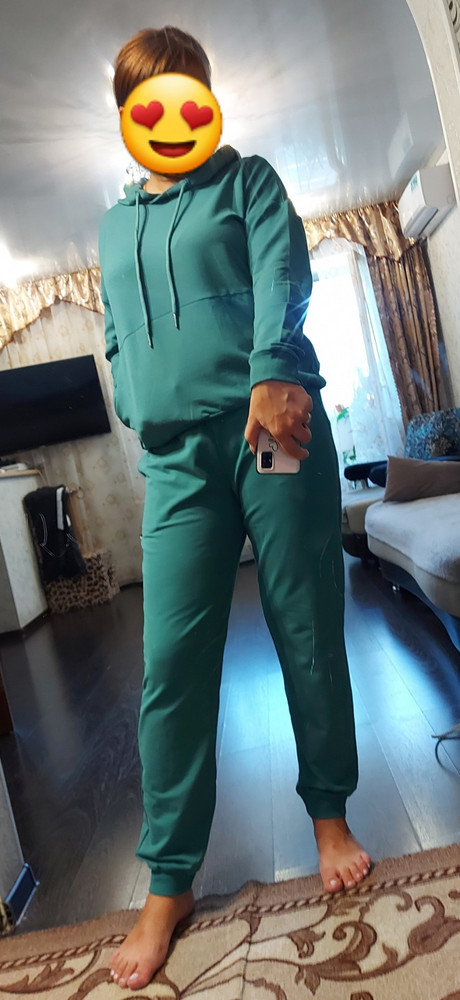 Костюм и вправду большимерит на размер, ростовка на высоких девушек (мой рост 176). Качество хорошее, но доставка оставляет желать "лучшего", мало того что посылка возвращалась обратно, потом опять перенаправили, еще и упаковка порвана, костюм весь помятый, как будто его уже мерили🤔