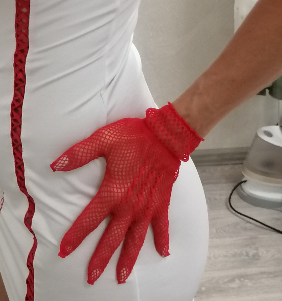 Шикарный костюм. Ткань приятная, тянется. На мои параметры 90,70,95 село идеально. Юбочку немного пришлось утянуть, так она на талию побольше рассчитана. Может и на размер меньше подошло бы. Все аккуратно упаковано в отдельный пакетик. Платье, чепчик, юбочка, сумочка украшены стразами. Я довольна. Муж думаю будет в восторге) 