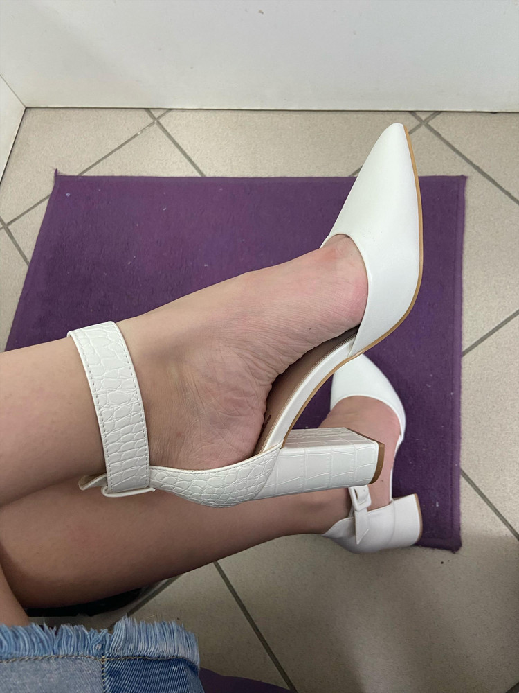 Выкупила, у меня нога не узкая, сели хорошо, проходила по пвз, показались удобными👍 выбирала между двумя парами этого бренда, обе очень удобные, но эти выглядят элегантнее за счёт каблука. Брала на свадьбу, надеюсь, отгоняю, сменка не планируется🤪