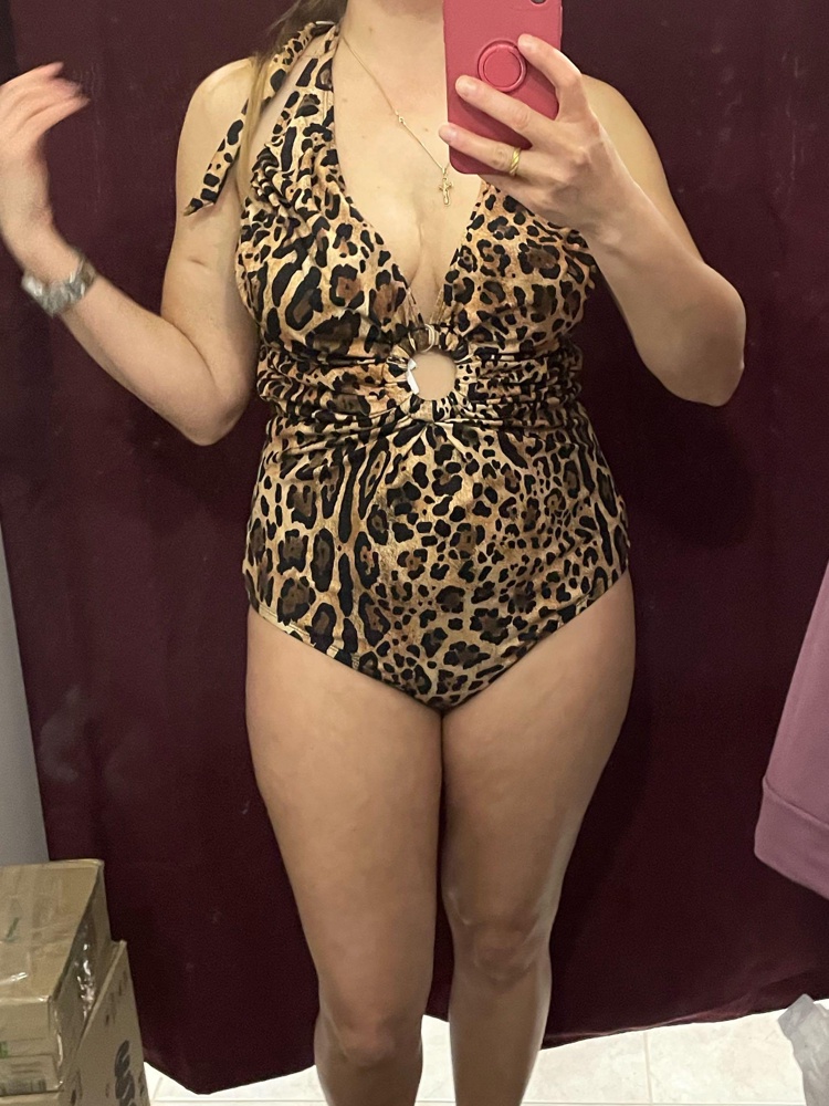 Купальник хороший, пошит качественно , на на груди сильно большой - мешком. Меньшего размера не было, буду ждать размера(((