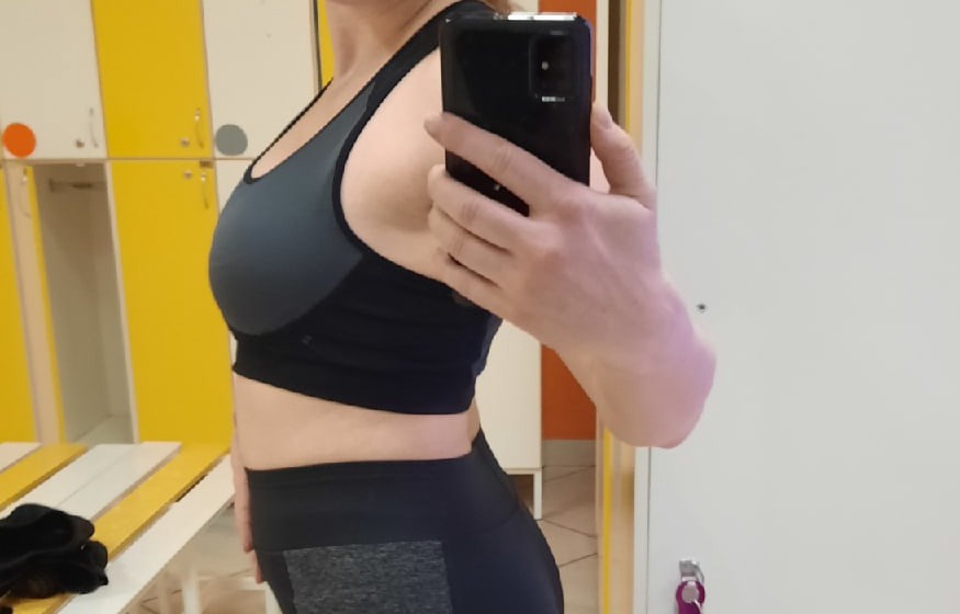 Поддерживает хорошо, неплохо сидит. Чуть-чуть поддавливает резинка, но у меня и обхват в месте, где резинка находится, что-то в районе 75 см. 