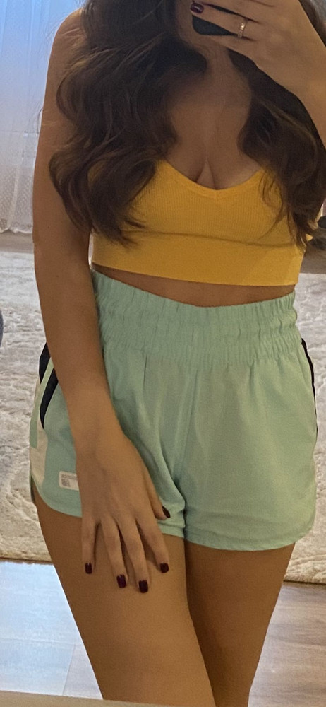 Очень удобный,мягкий.Но скорее на девушек у кого грудь побольше,либо грудная клетка шире.На размер 40-42 немного свободно,хотелось бы что бы плотнее облегал.Лямки без регулировки.В остальном все утраивает,для дома просто супер.По качеству претензий нет👍