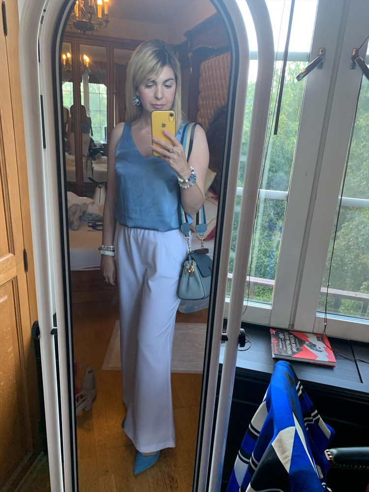 Отличный топ. Из всех бельевых топов этот самый лучший. В нем вообще не жарко . Приятно к телу, и выглядит дорого. Для меня это очень важно. Хорош как с пиджаком , так и можно без. 