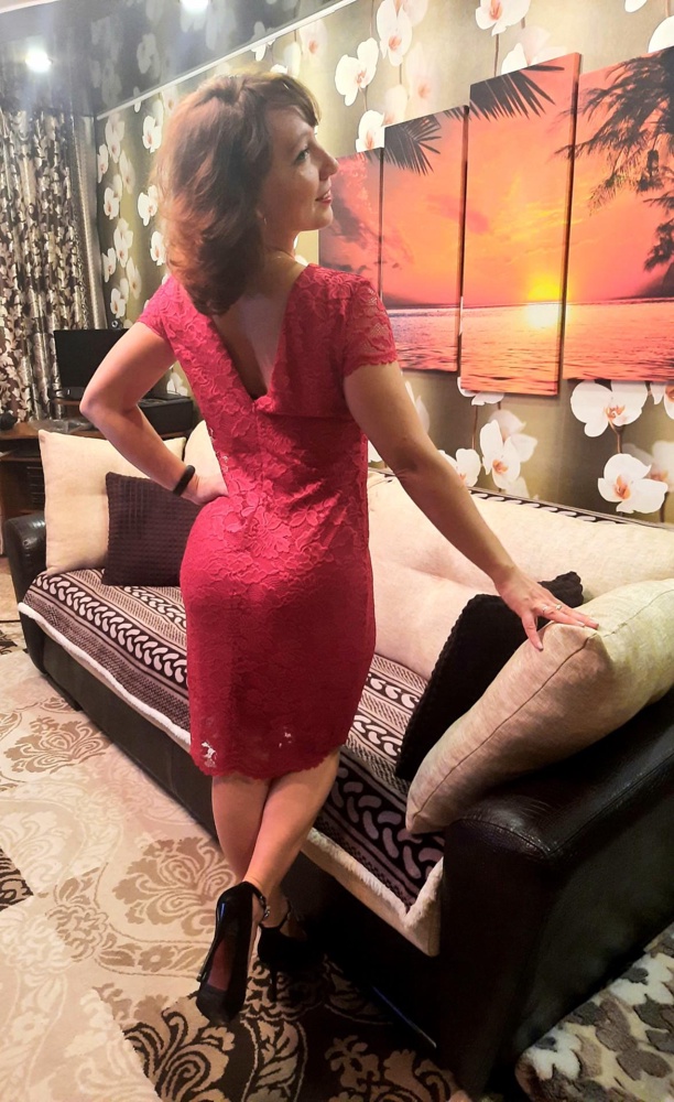 Платье  ОТПАД просто...всем рекомендую!!!Мягкое,приятное  к телу...по размеру взяла 48 на ОБ -99,потому что не люблю когда сильно обтягивает.Кверху при ходьбе  не поднимается.В талии(73) можно немного ушить,но не критично-можно и так оставить.Длина на рост 165 получилась до середины колена.Покупкой ОЧЕНЬ довольна.