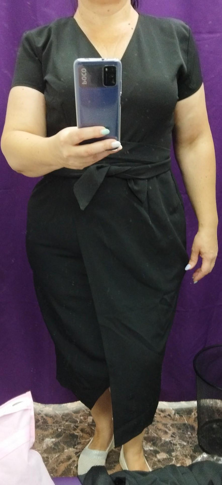 Мнение о платье противоречивое.. Сидит и правда хорошо, но качество пошива- ужас))) Ткань без восторгов вообще. Цена, конечно, завышена на такое изделие, но взяла бы, т. к. реально стройнит, но мне оказалось маловато. Это платье на ВБ присутствует под разными брендами)))