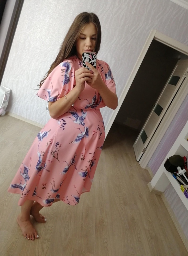 Очень классное платье, решила взять на беременный животик 48 размер и не прогадала!! Ткань и качество пошива супер, за 988 р я в восторге!