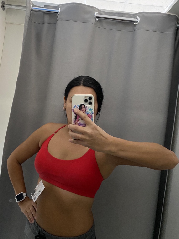 Топ качественный, красивый. Немного просвечивают чашки, но не критично. Долго выбирала цвет, все же остановилась на красном. Размер подходит по таблице. Цвет яркий, мне понравился. Покупала как топ для тренировок, но думаю теперь и плавки прикуплю. Да и в другом цвете комплектик тоже приобрету попозже. Спасибо продавцу.