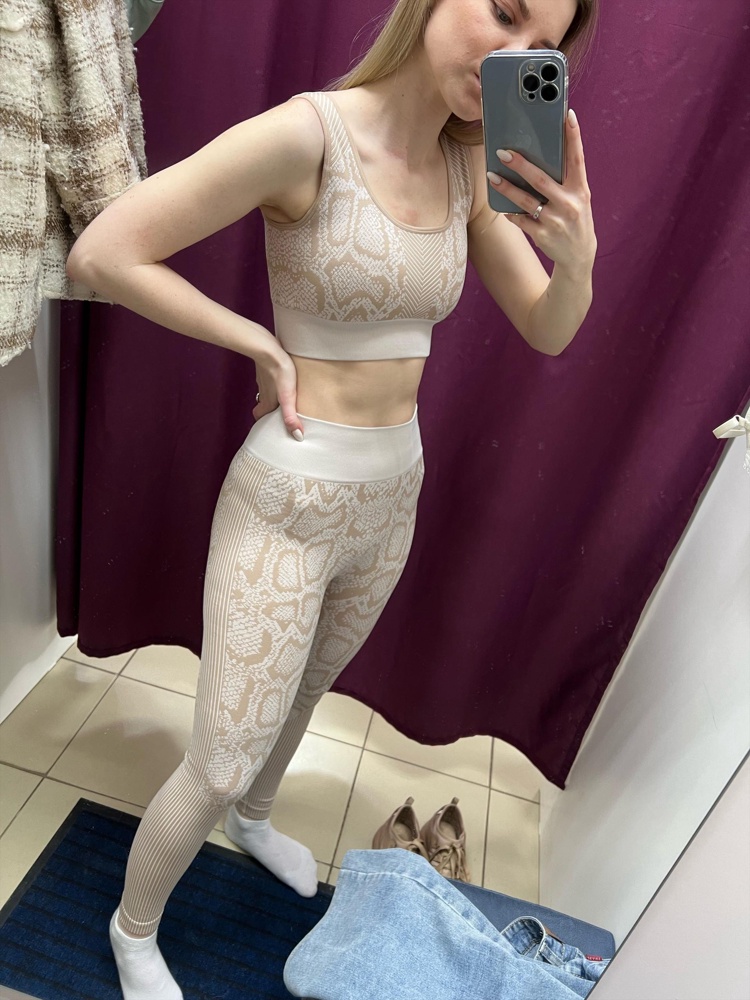 Отличный костюм, красивый, удобный. Грудь утягивает, хотелось бы чуть послабее. Но забрала, уж больно понравился. Уже тренировалась в нем, было очень удобно 