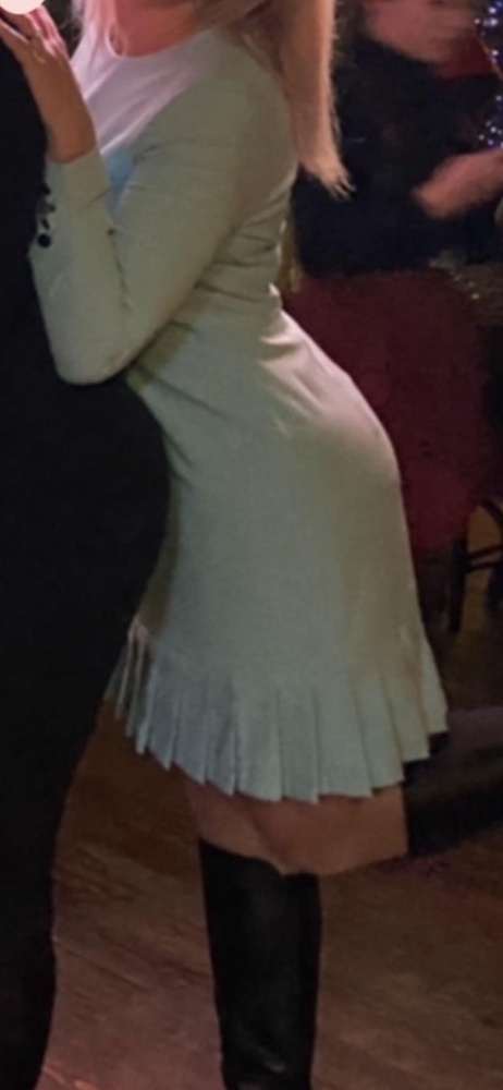 Идеальная посадка. Голубой цвет не просвечивает. Молочный просвечивает. Размеры соответствует.