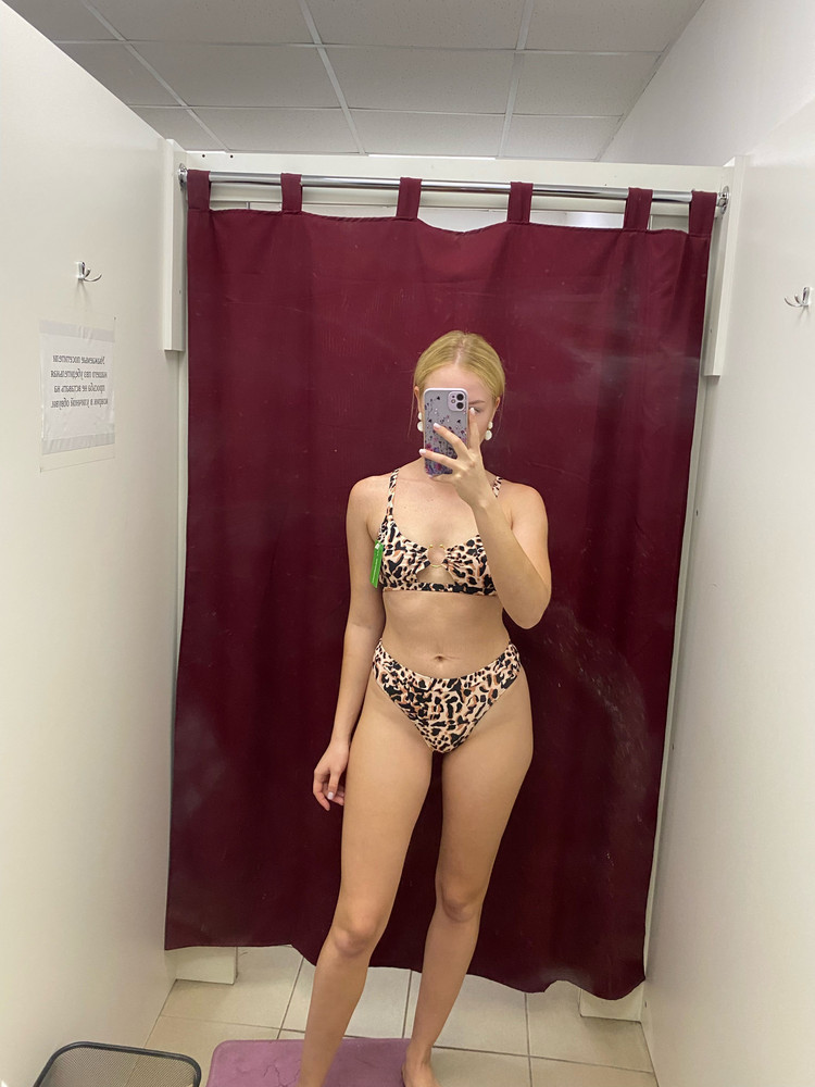 Пишу самый честный комментарий!! Купальник удобный, хорошо сел по фигуре. Реально для всех типов фигуры! Не слушайте комментарии по поводу того, что не подойдёт на маленькую грудь! Наоборот, Удобный, хорошо поддерживает грудь, если отрегулировать лямки потуже. Это намного лучше, чем купальник с чашками, куда будет проваливаться грудь и будет видно сбоку, что на самом деле там ничего нет.. Трусы высокие, попу на 4 части не делят (не врезаются). Живот закрывают. Только вот чашки и правда ездят по купальнику, приходится поправлять, но это не критично, так как форма все равно округлая получается. На мои параметры: 86/67/95 размер S отлично подошёл. М думаю был бы велик. И спереди, где кольцо, торчат две нитки.. кольцо пластмассовое, покрытие тоже думаю не надежное, ободерется. А так ещё не стирала, не знаю как поведёт себя после стирки. Купальник классный, в общем! 