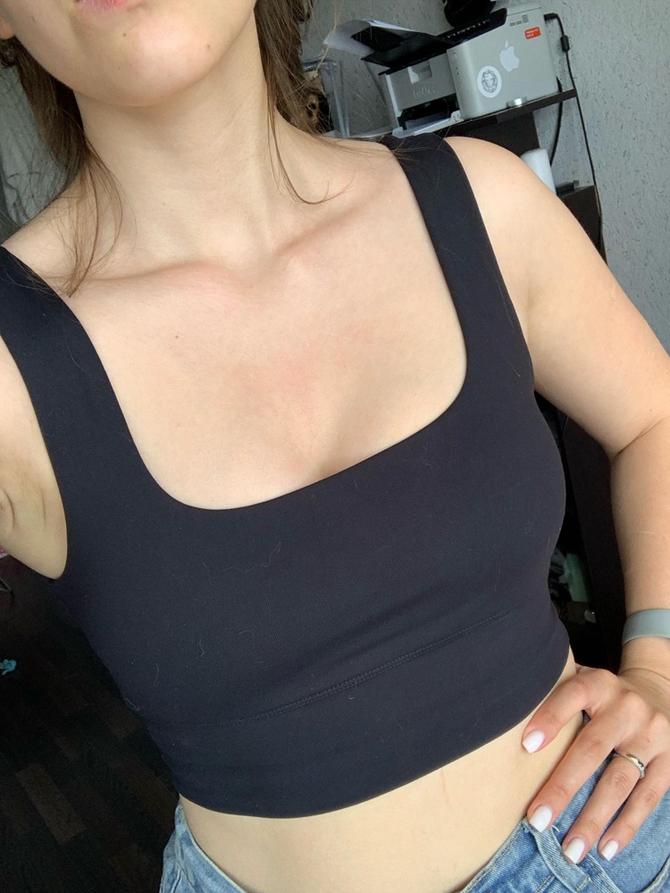 Влюбилась в этот топ по фото, сел прекрасно, очень крутая модель, и на спорт, и как база в гардероб. Не обнаружила дефектов, сидит хорошо и с чашечками, и без, классно подчёркивает талию и грудь. Очень довольна, надеюсь носиться будет долго. Соотношение цена-качество восхитительное, ткань очень нравится. Всегда ношу М размер, топ брала этого же размера на ог 91