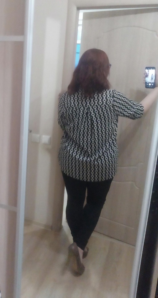 Милая блузка, пошита хорошо. Швы ровные, ткань приятная. Думала, что будет чуть подлинее, но и так неплохо. 
На ОГ 110, ОБ 118 взяла 52 размер, село хорошо