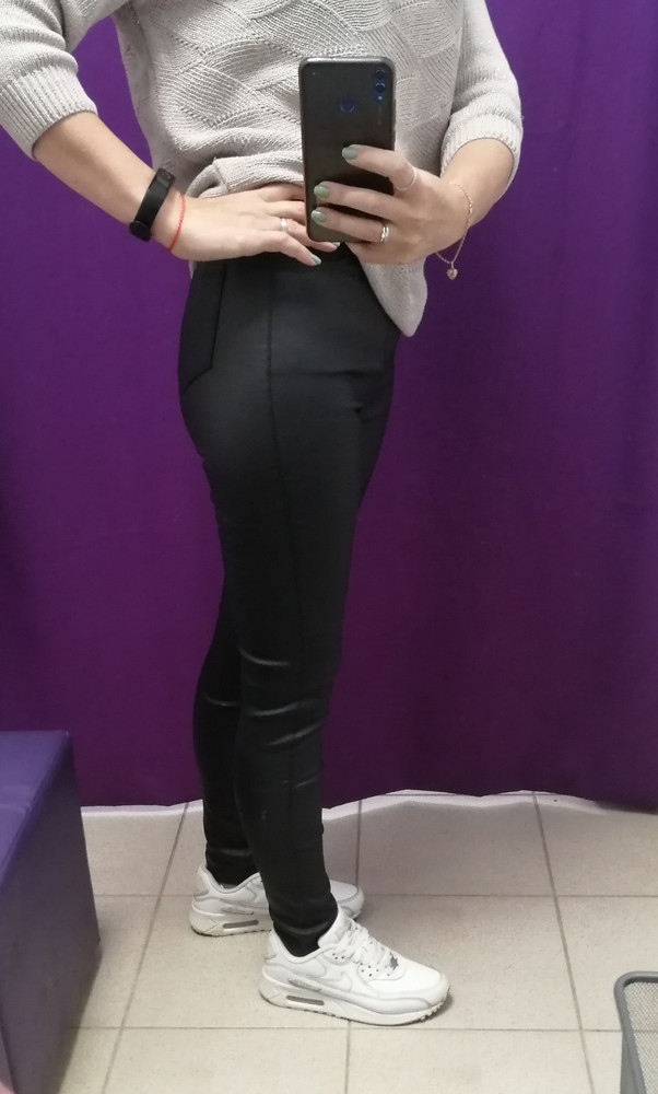 Отличные брюки, хорошо тянутся, стройнят. Искала именно ткань с пропиткой, а не экокожу. На ОТ 72 и ОБ 93 взяла 26 размер, сели идеально. Девушки с моим размером, если любите чтобы обтягивало по типу лосин, смело берите 25, а 27 точно будет свободно и как многие тут пишут, будет сползать с попы. На рост 157 немного длинные, внизу небольшая гармошка, но смотрится хорошо, кому не нравится можно подвергнуть внутрь или укоротить в ателье. За эти деньги брюки супер! 👍