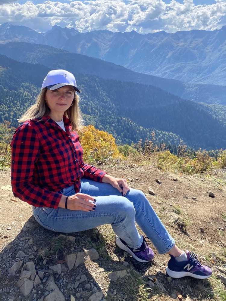 Рубашка приятная к телу, маломерит на мой 44-46 взяла 48 размер , оказался чуть в впритык. Вначале был неприятный запах, после 2 стирок запах исчез.