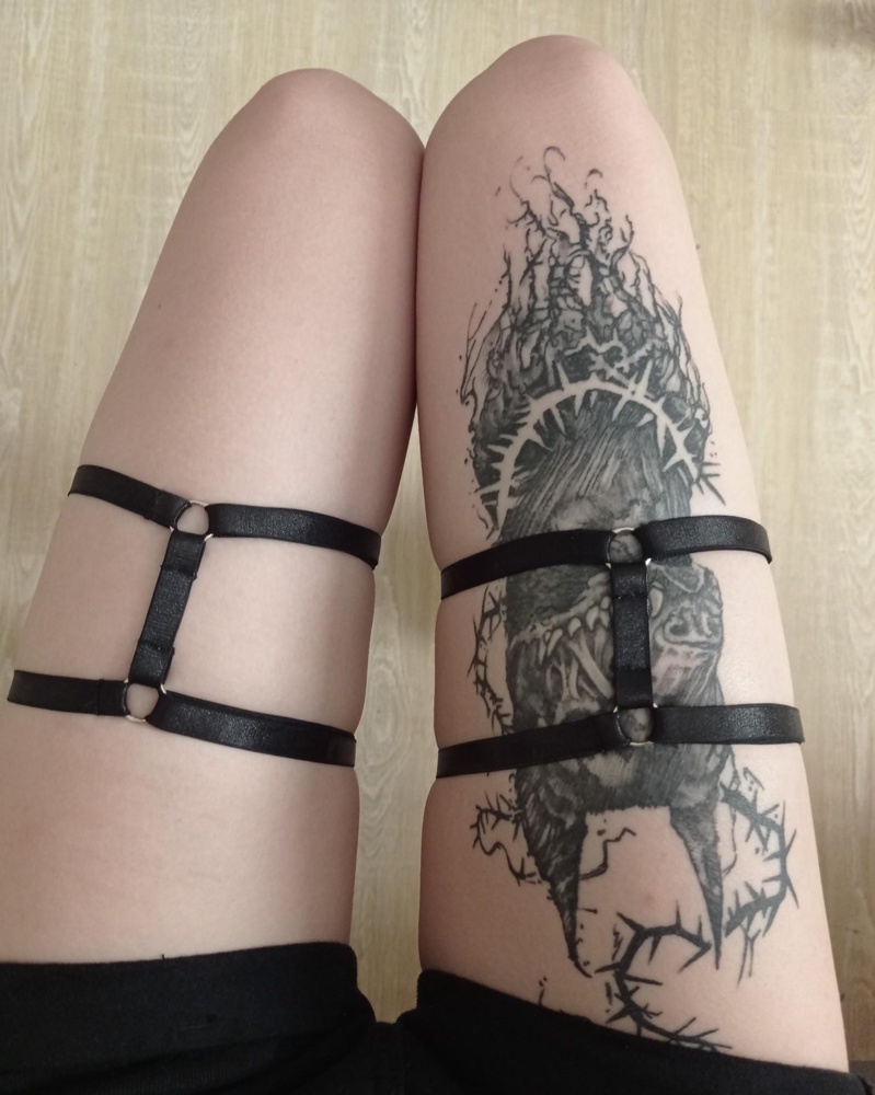 Отличное качество. Материал не чувствуется на теле, сшито всё аккуратно. Благодаря регулировке, подойдут на любую ногу. Однозначно советую